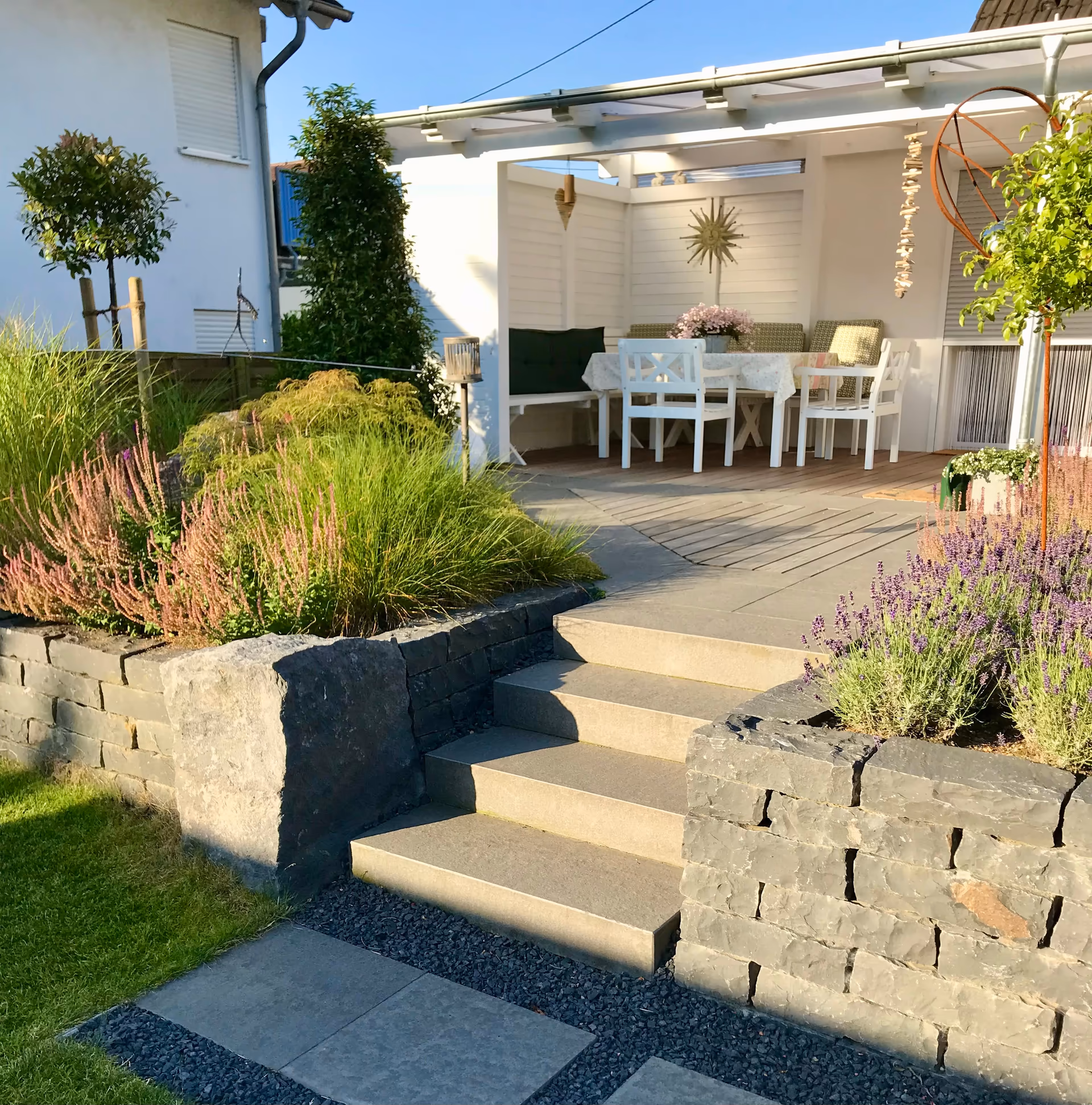 Terrasse aus Basalt in Bad Hönningen – Stefan Keiser Gartengestaltung