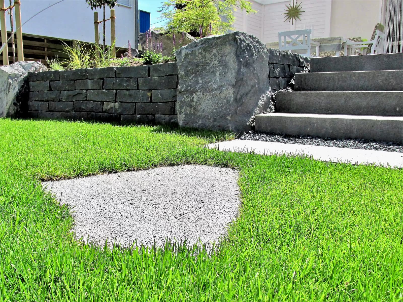 Terrasse aus Basalt in Bad Hönningen – Stefan Keiser Gartengestaltung