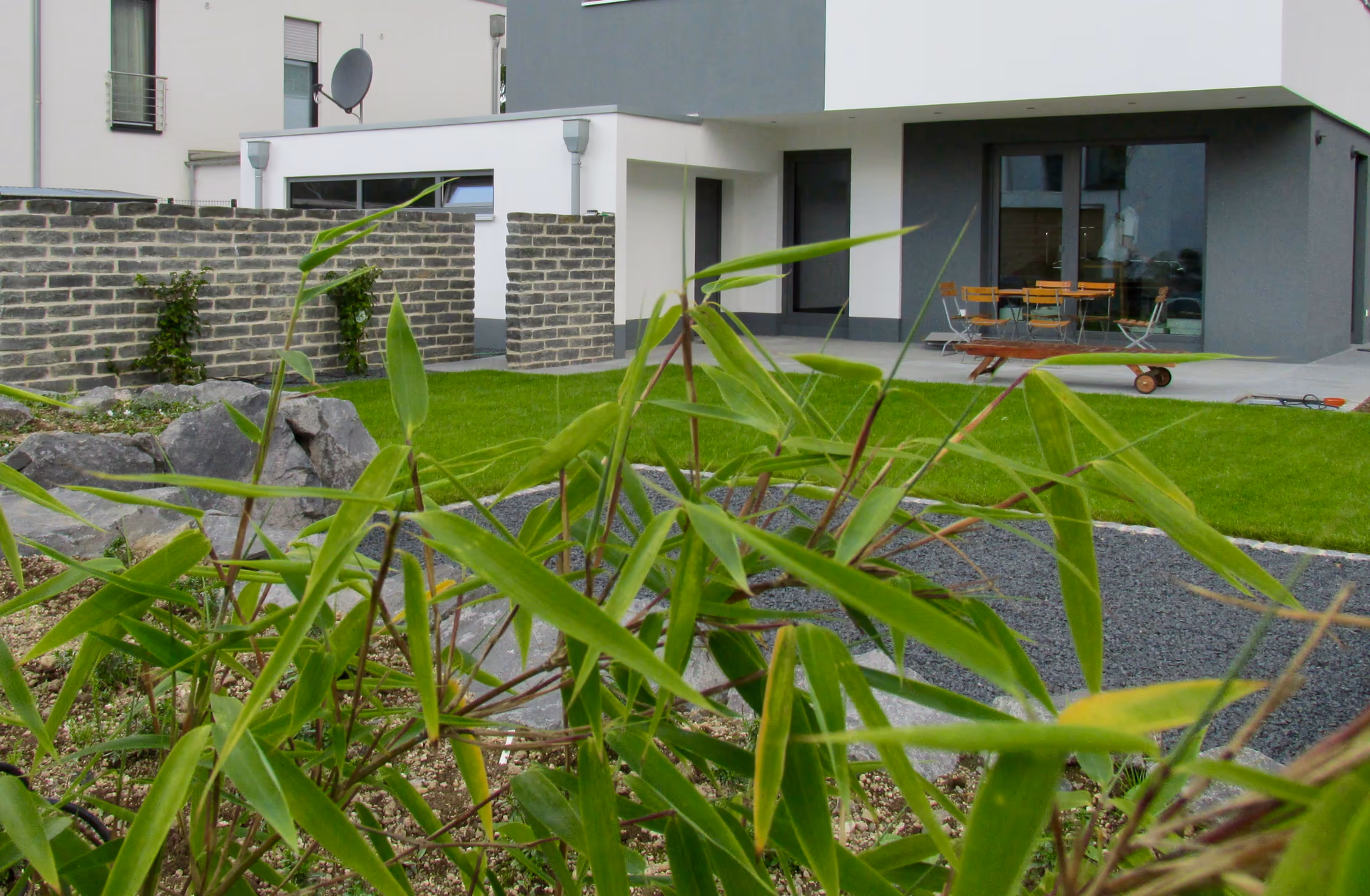 Terrasse aus Granit in Bad Honnef-Rhöndorf – Stefan Keiser Gartengestaltung
