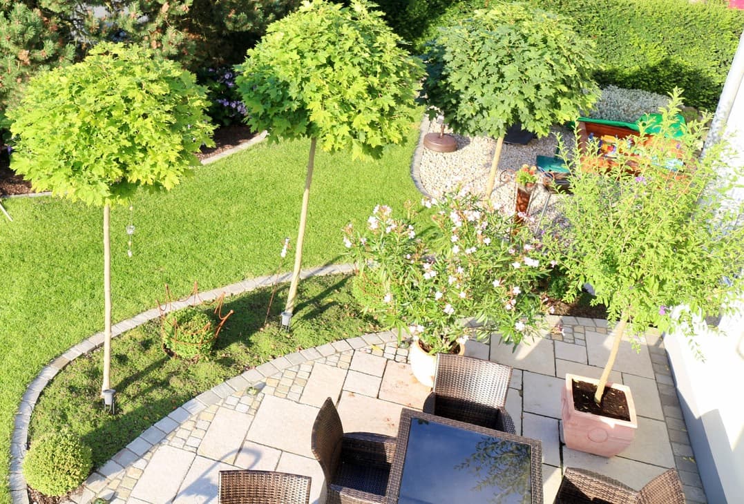 Natursteinmauer aus Grauwacke als robuste Gartengestaltung im Ahrtal