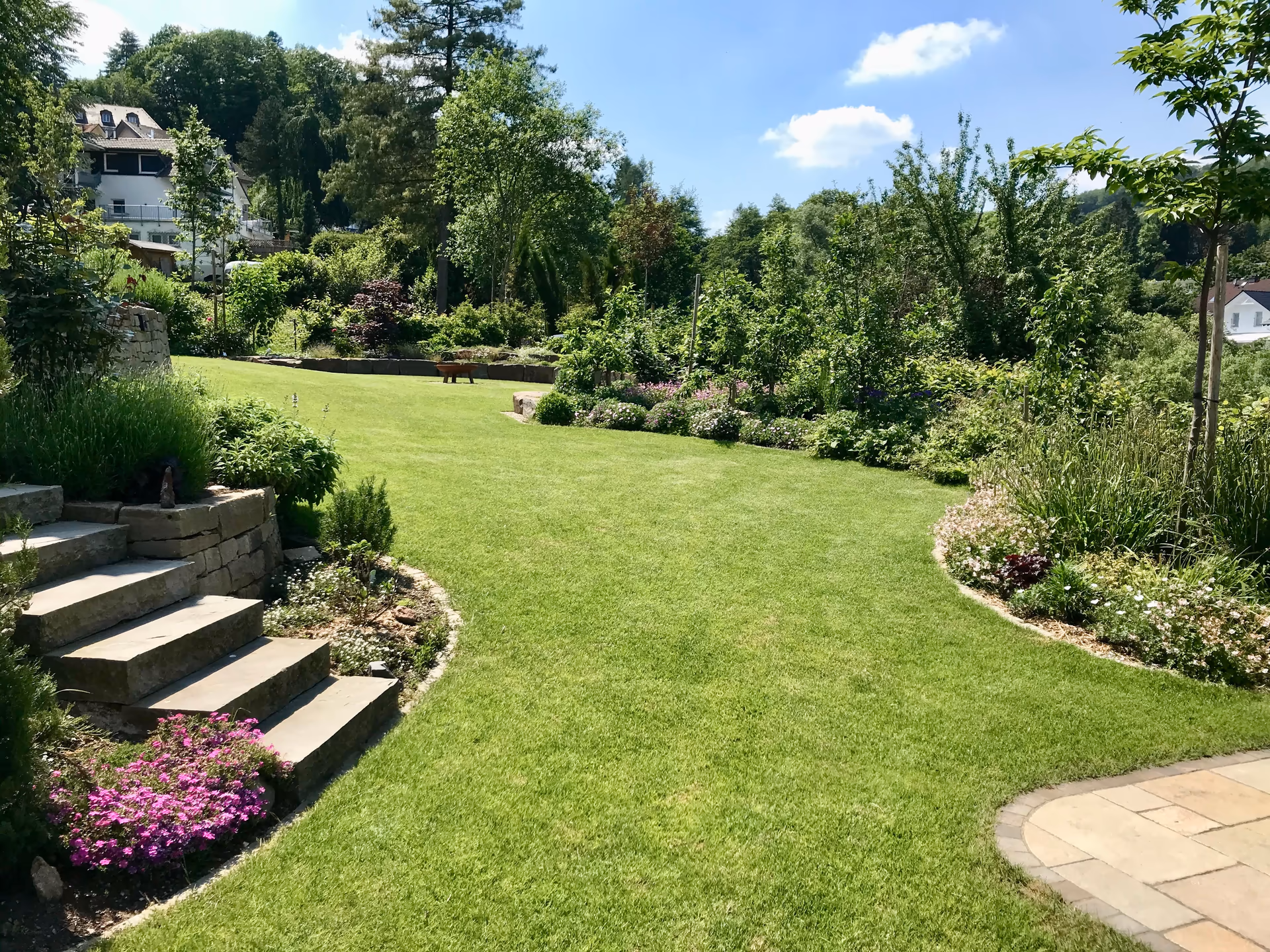 Feuerstelle mit Grauwacke in Ittenbach – Stefan Keiser Gartengestaltung