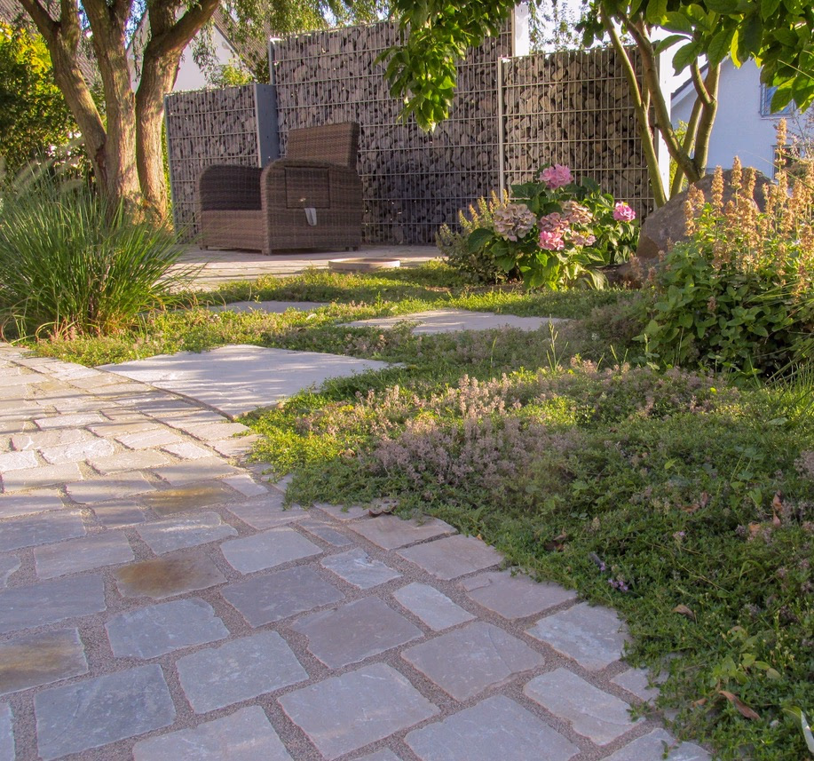 Natursteinterrasse aus Kalkstein in Linz – Stefan Keiser Gartengestaltung