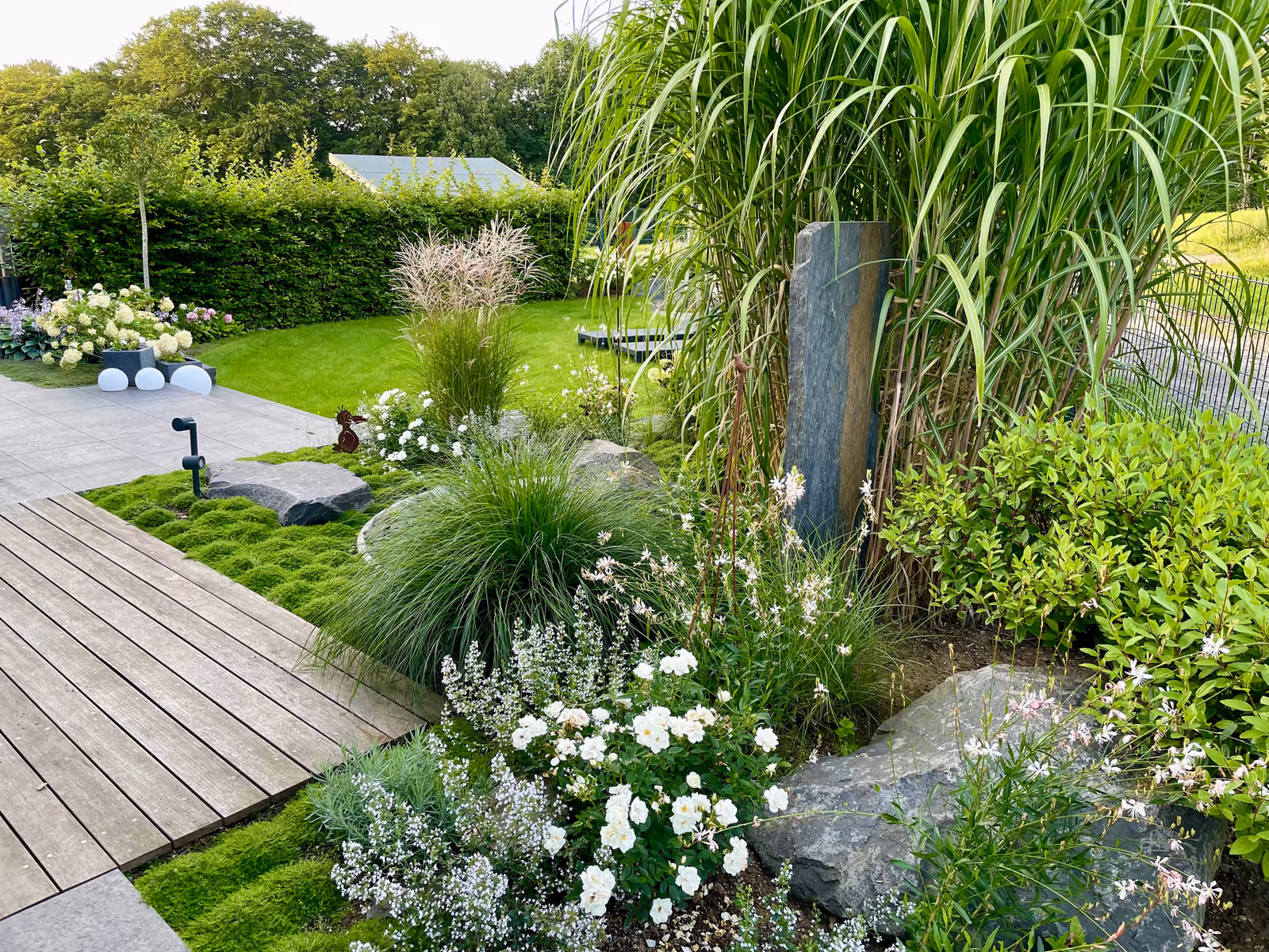 Wasserspiel mit Holzterrasse in Linz – Stefan Keiser Gartengestaltung