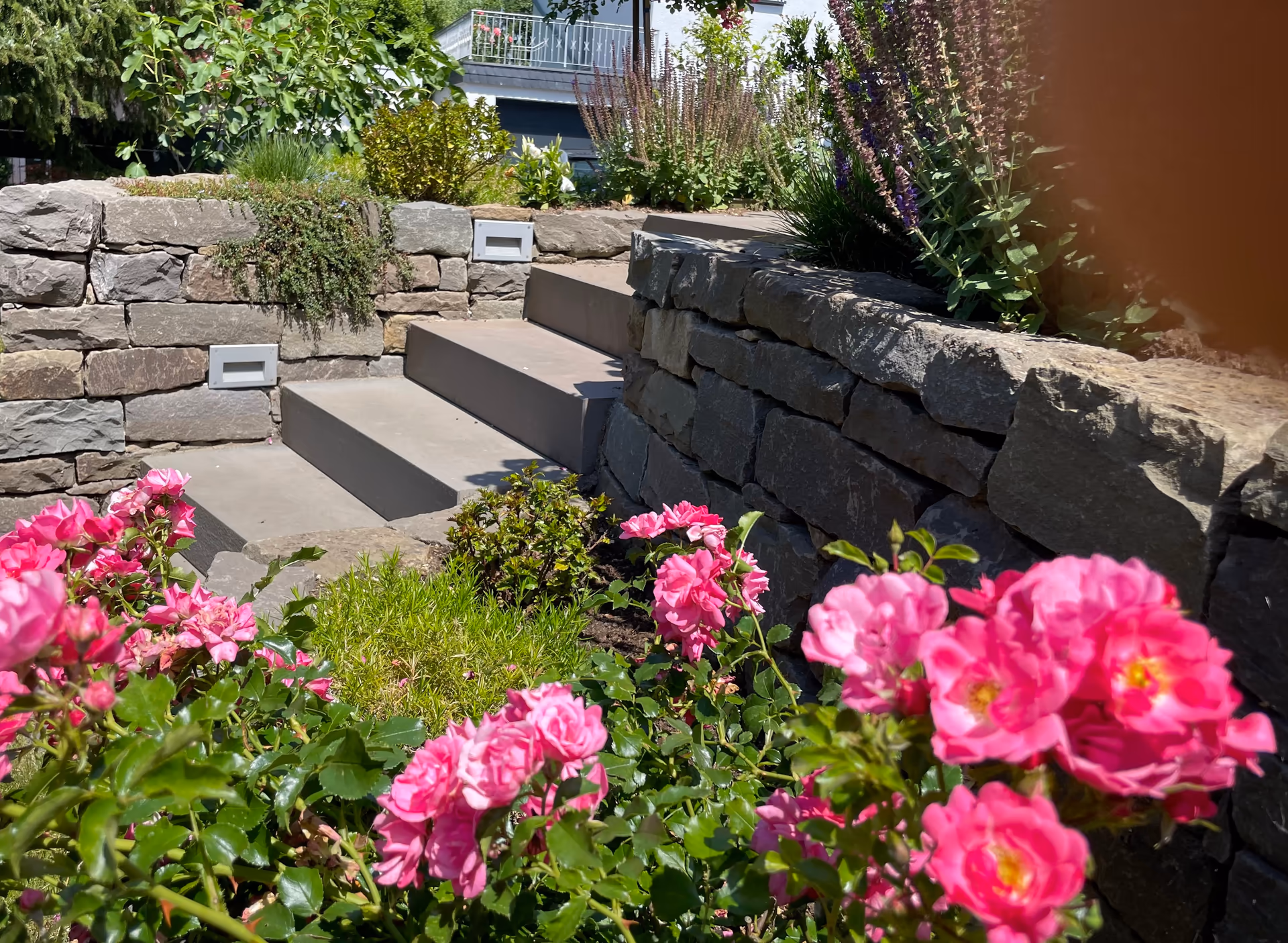 Terrasse aus Grauwacke in Rheinbreitbach – Stefan Keiser Gartengestaltung