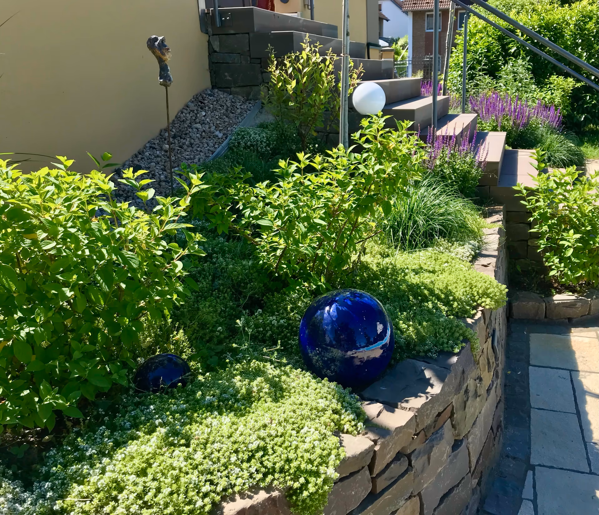 Natursteinterrasse aus Kalkstein in Rheinbreitbach – Stefan Keiser Gartengestaltung