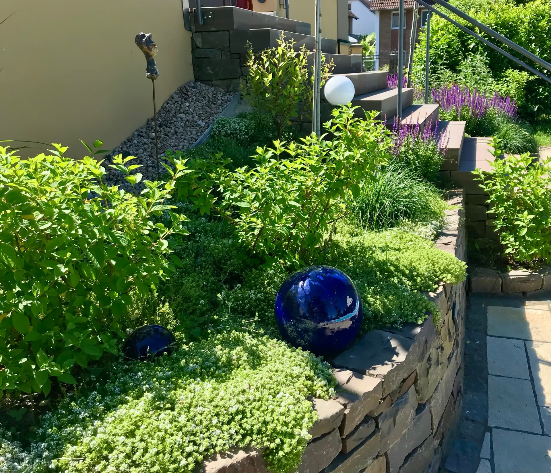 Natursteinterrasse aus Kalkstein in Rheinbreitbach – Stefan Keiser Gartengestaltung