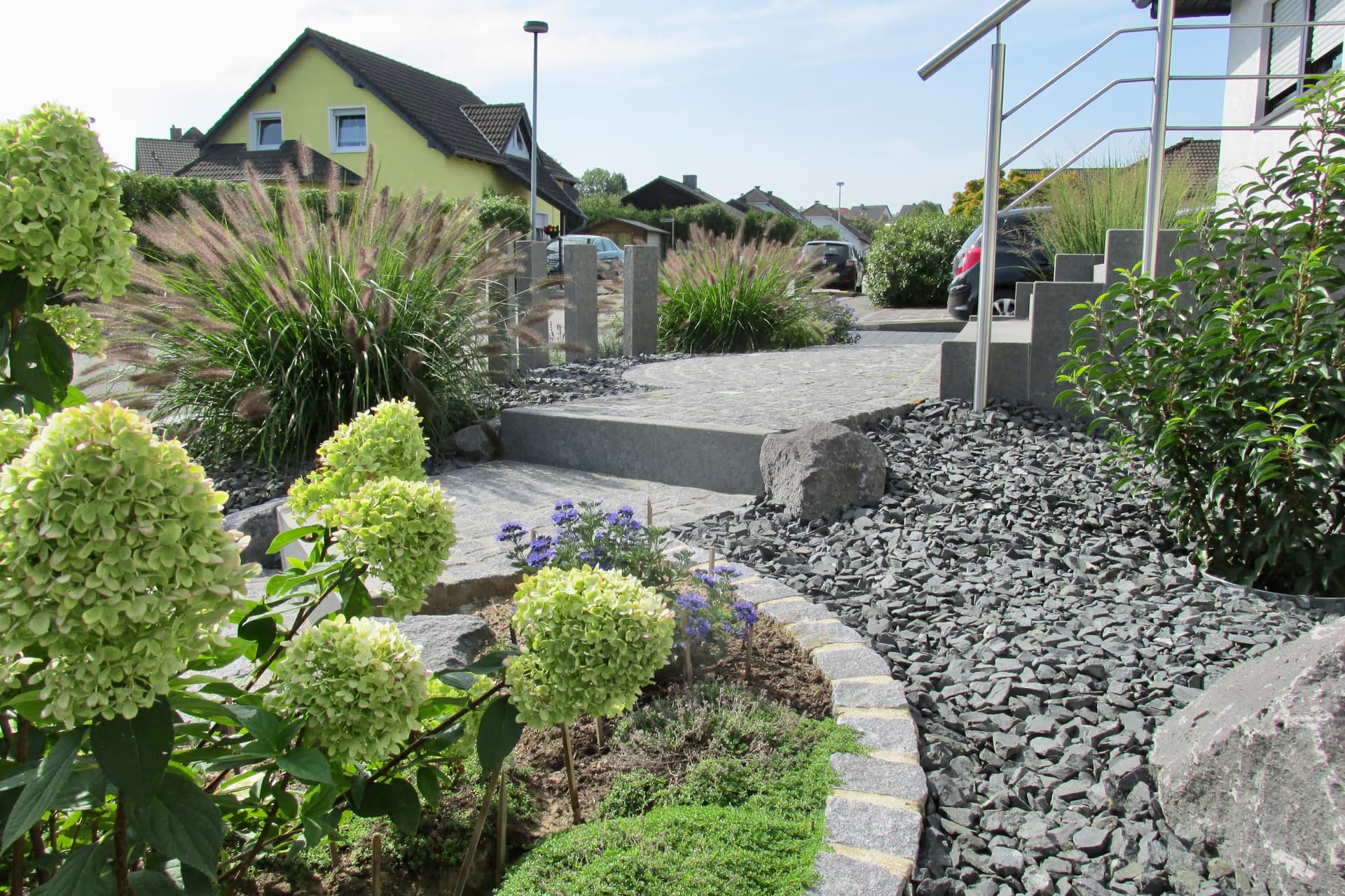Einfahrt aus Granit in Vettelschoss – Stefan Keiser Gartengestaltung
