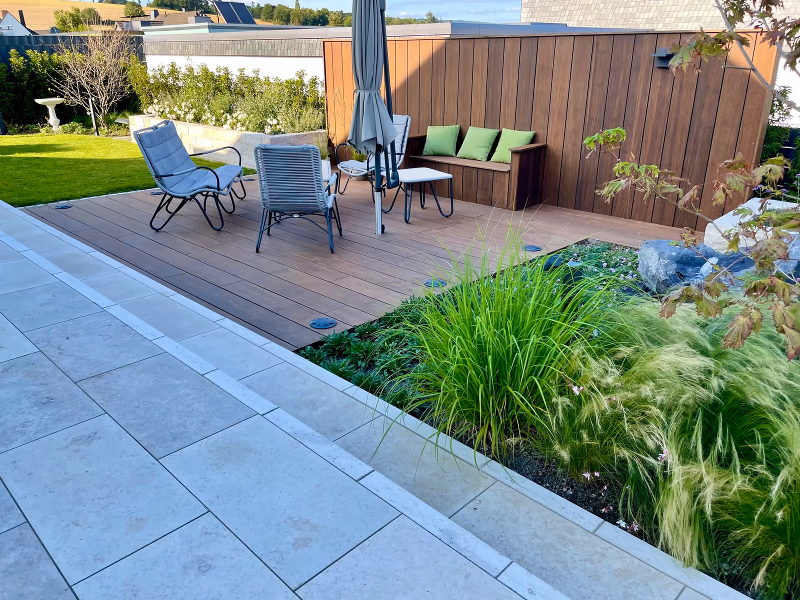 Moderne Holzterrasse aus Moso Bamboo als Beispiel für Gartengestaltung im Raum Bonn