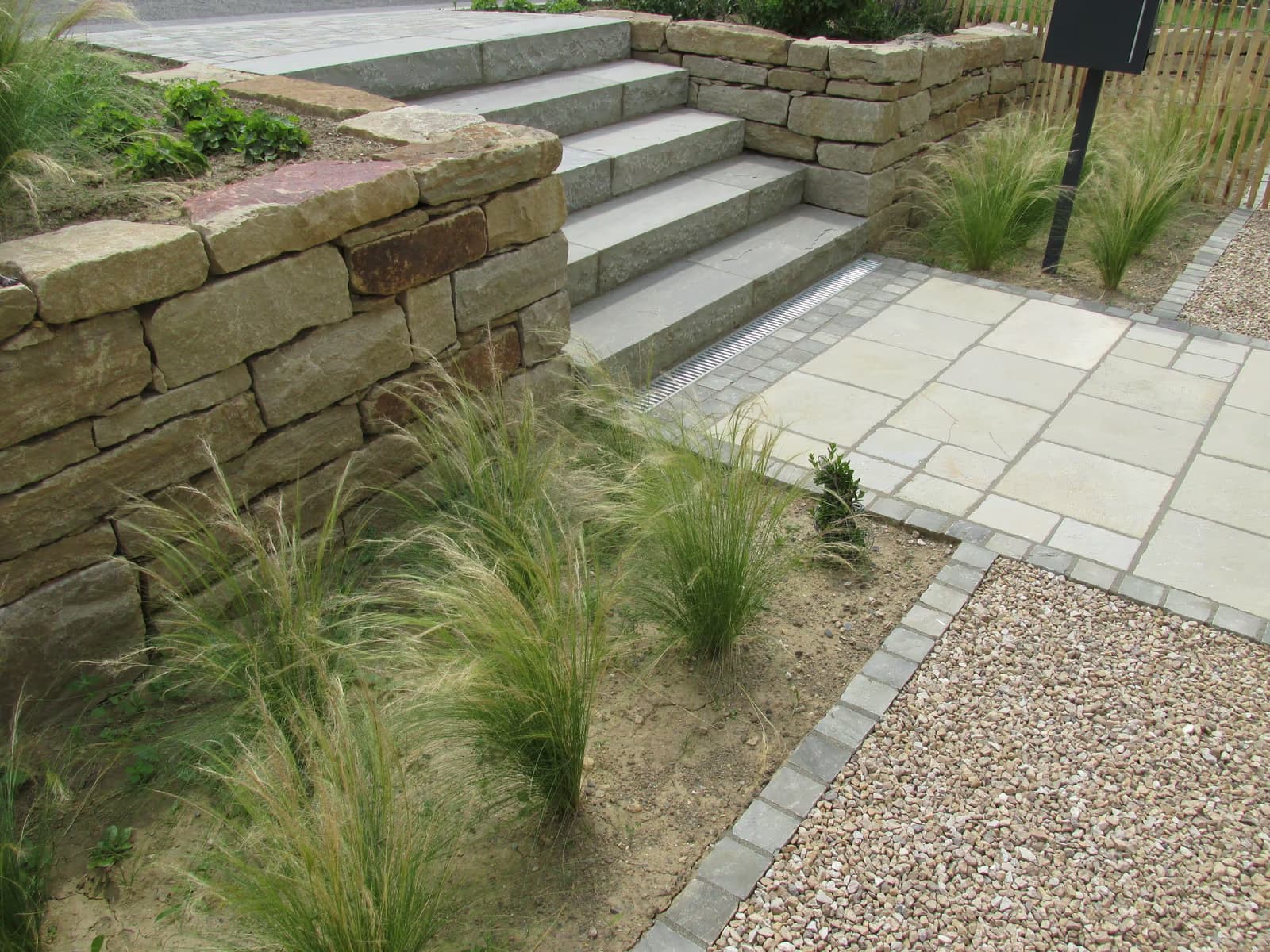 Natursteinmauer und strukturierte Gartengestaltung im Raum Neuwied