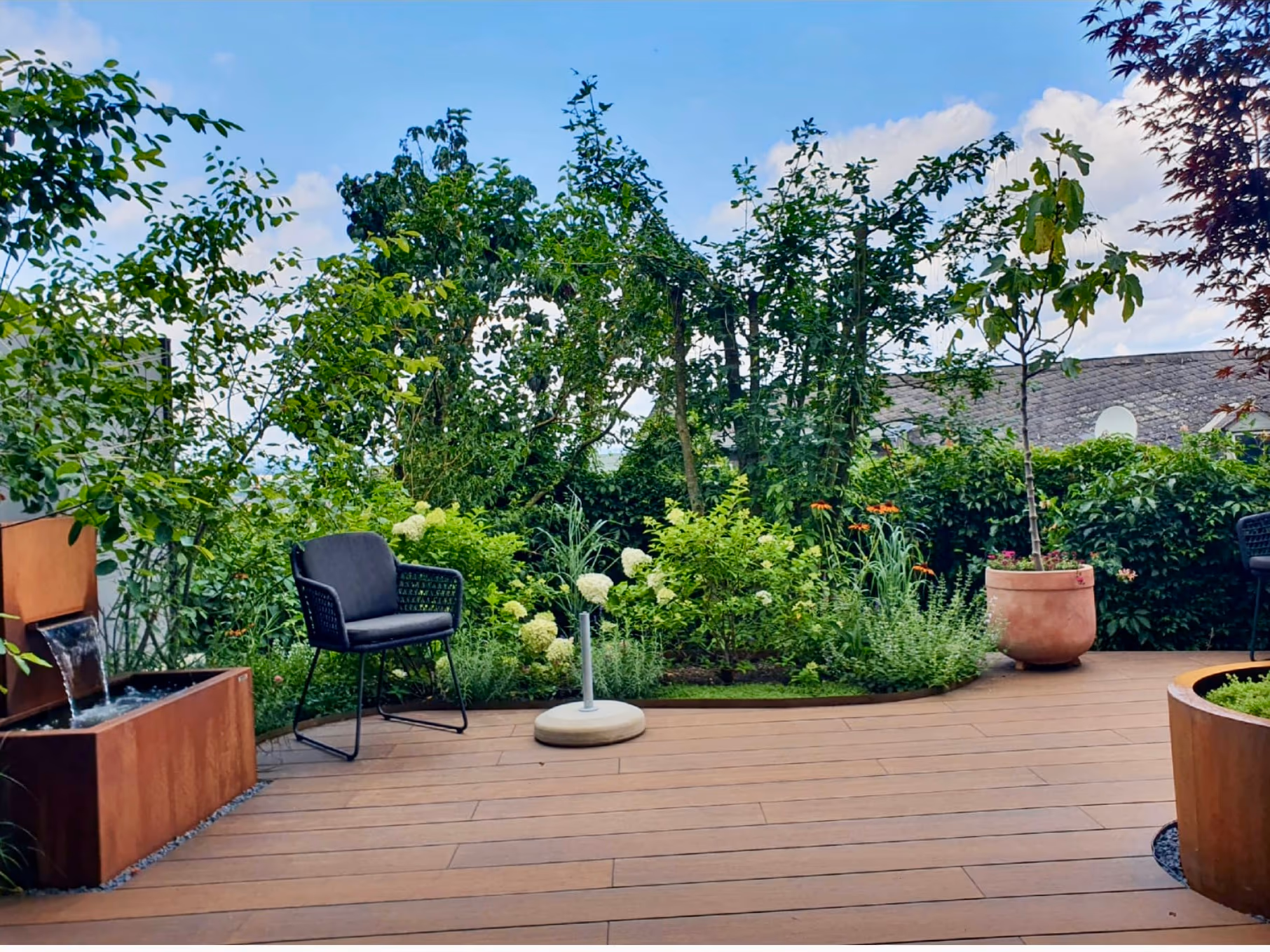 Holzterrasse mit Sichtschutz in Koblenz – gebaut von Stefan Keiser Gartengestaltung