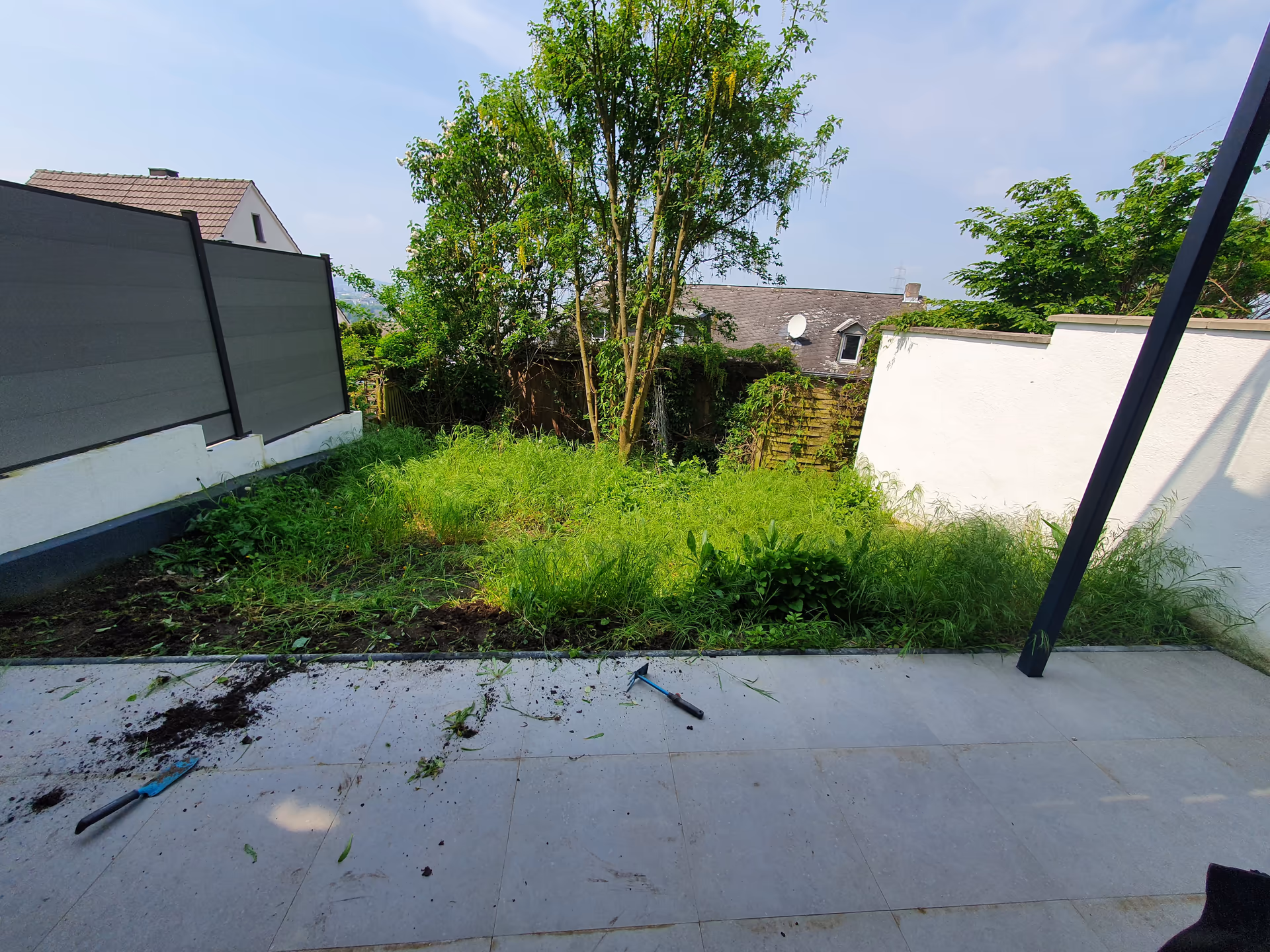 Holzterrasse mit Sichtschutz in Koblenz - Vorher