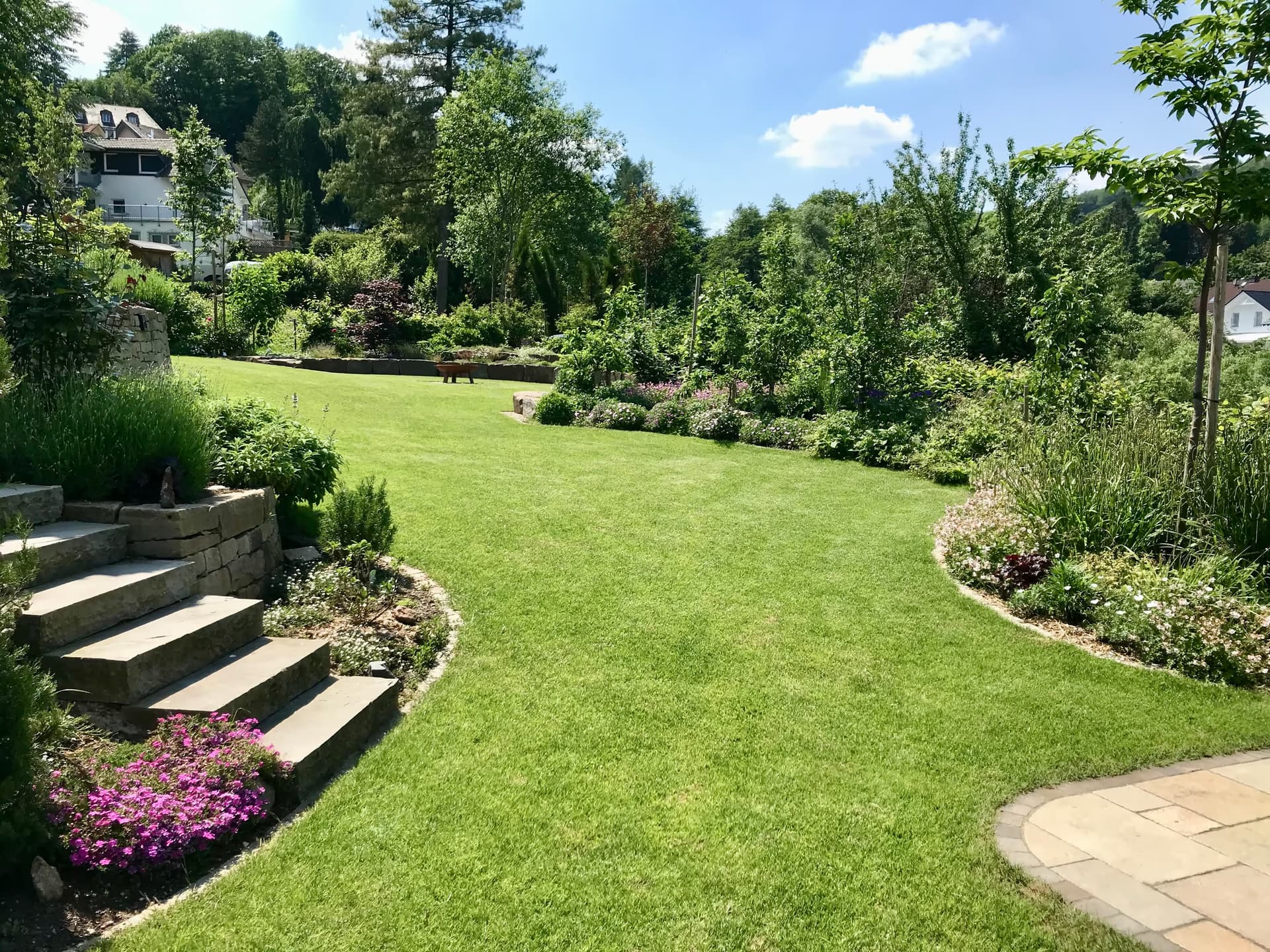 Hanggarten mit Naturstein in Ittenbach – gebaut von Stefan Keiser Gartengestaltung